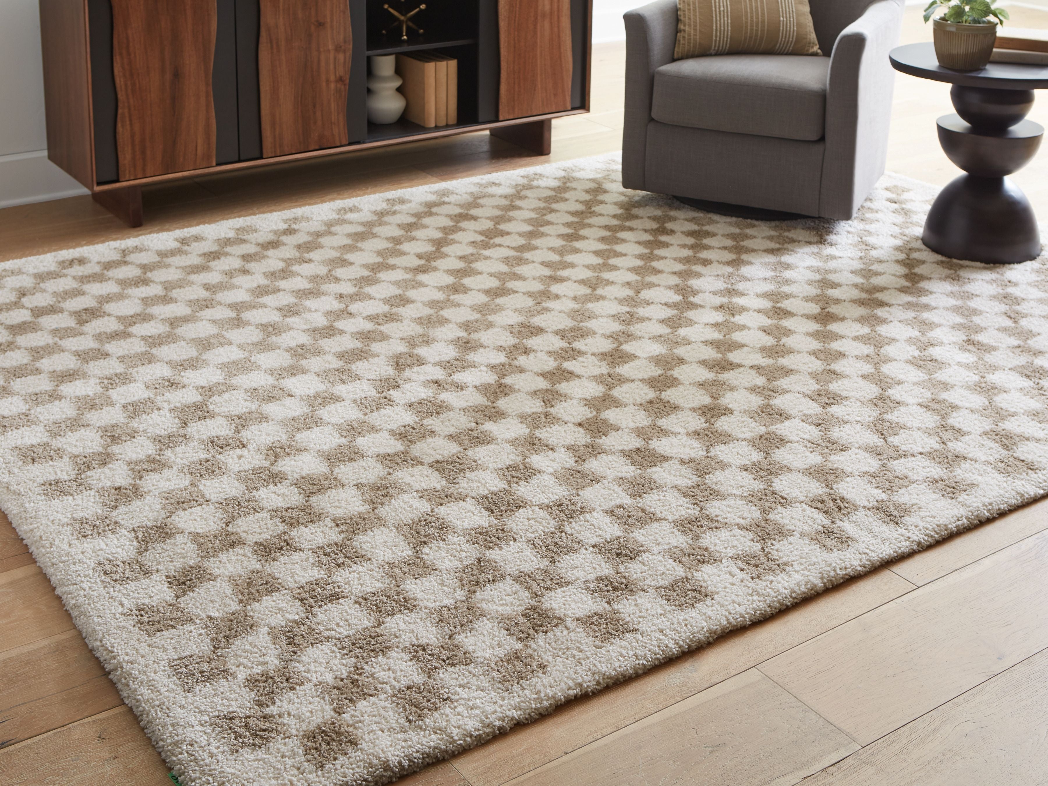 Beige rug with repeating small diamond check pattern