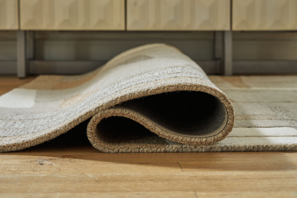 Abbotton rug rolled edge with textured short pile and woven border