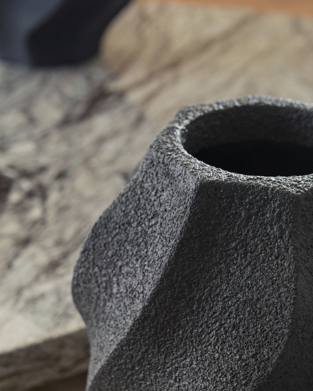 Black textured vase rim and fluted side panel, dark matte finish