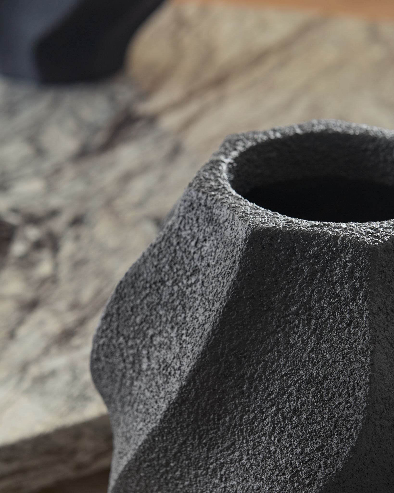 Black textured vase rim and fluted side panel, dark matte finish