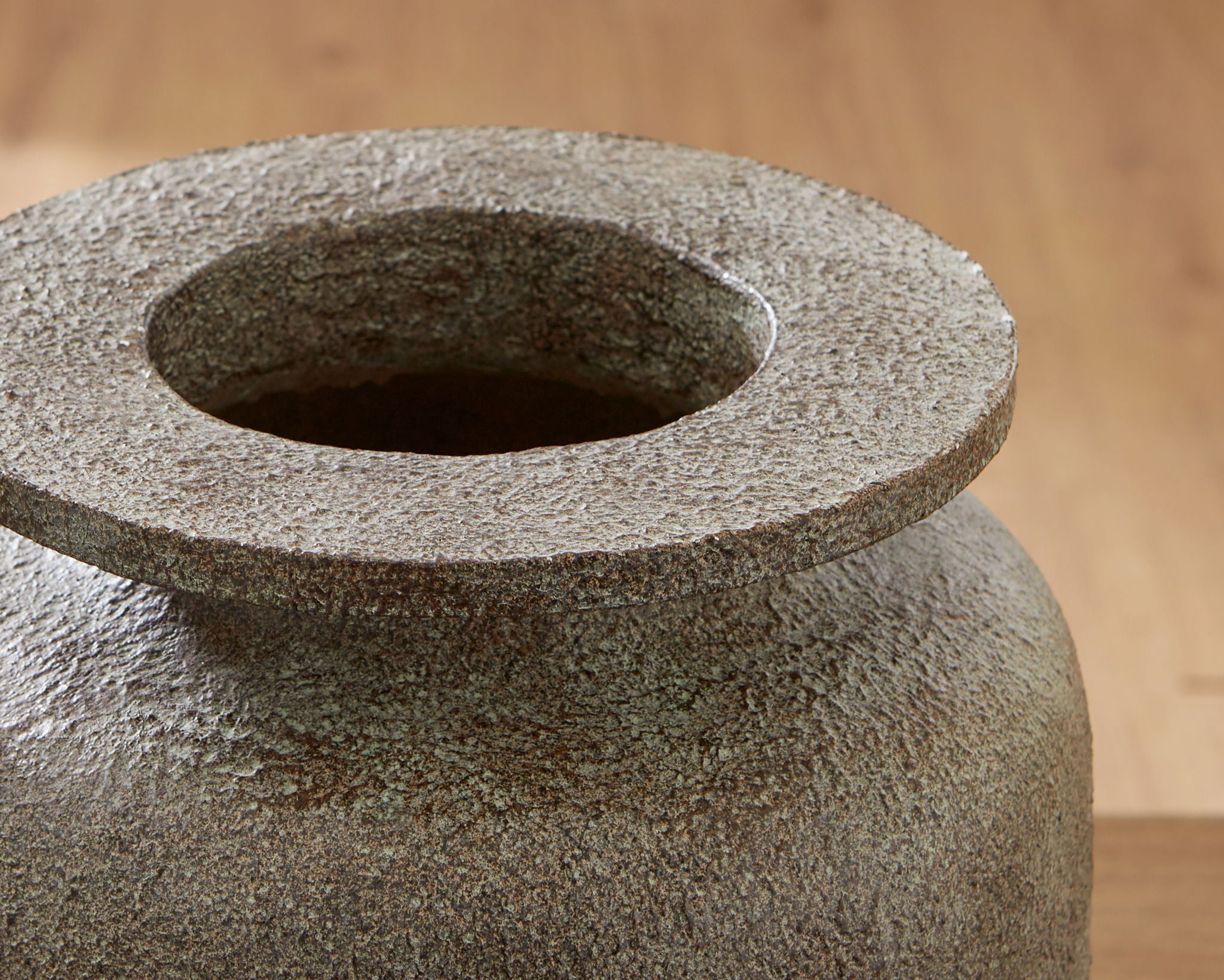 Gray speckled vase top opening with thick circular rim