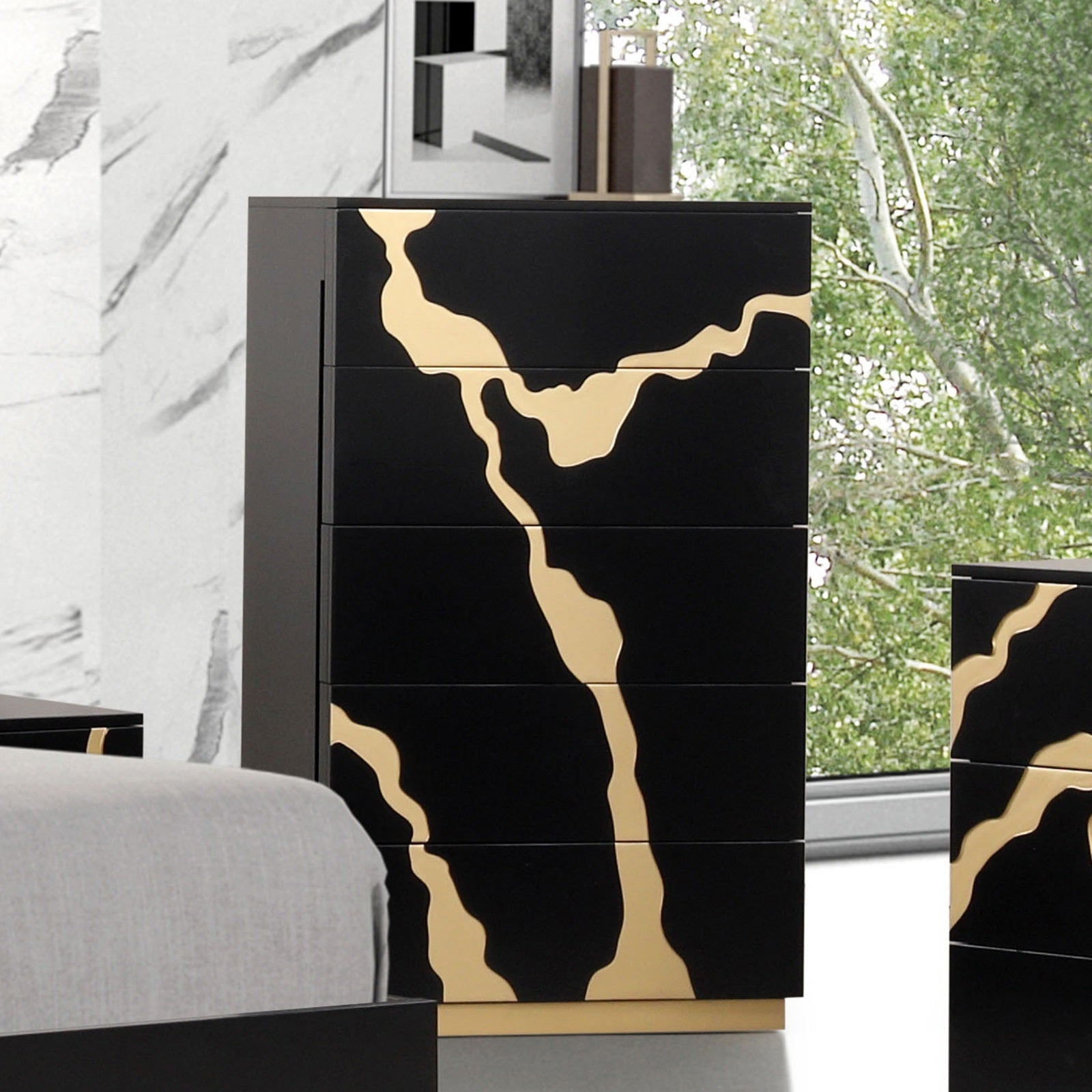 Contemporary Black & Gold 5-Drawer Dovetail Chest