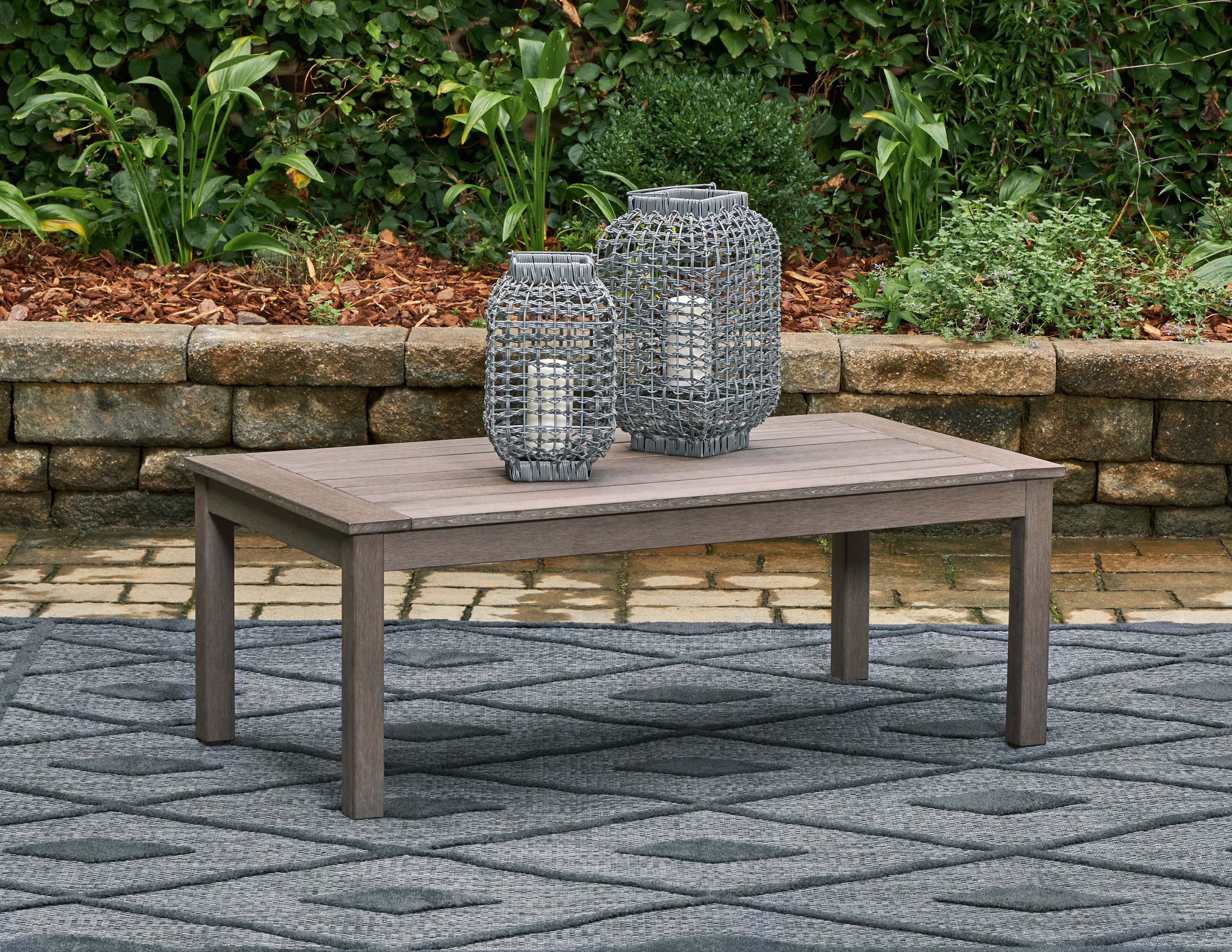 Rectangular cocktail table in brown wood with slatted surface