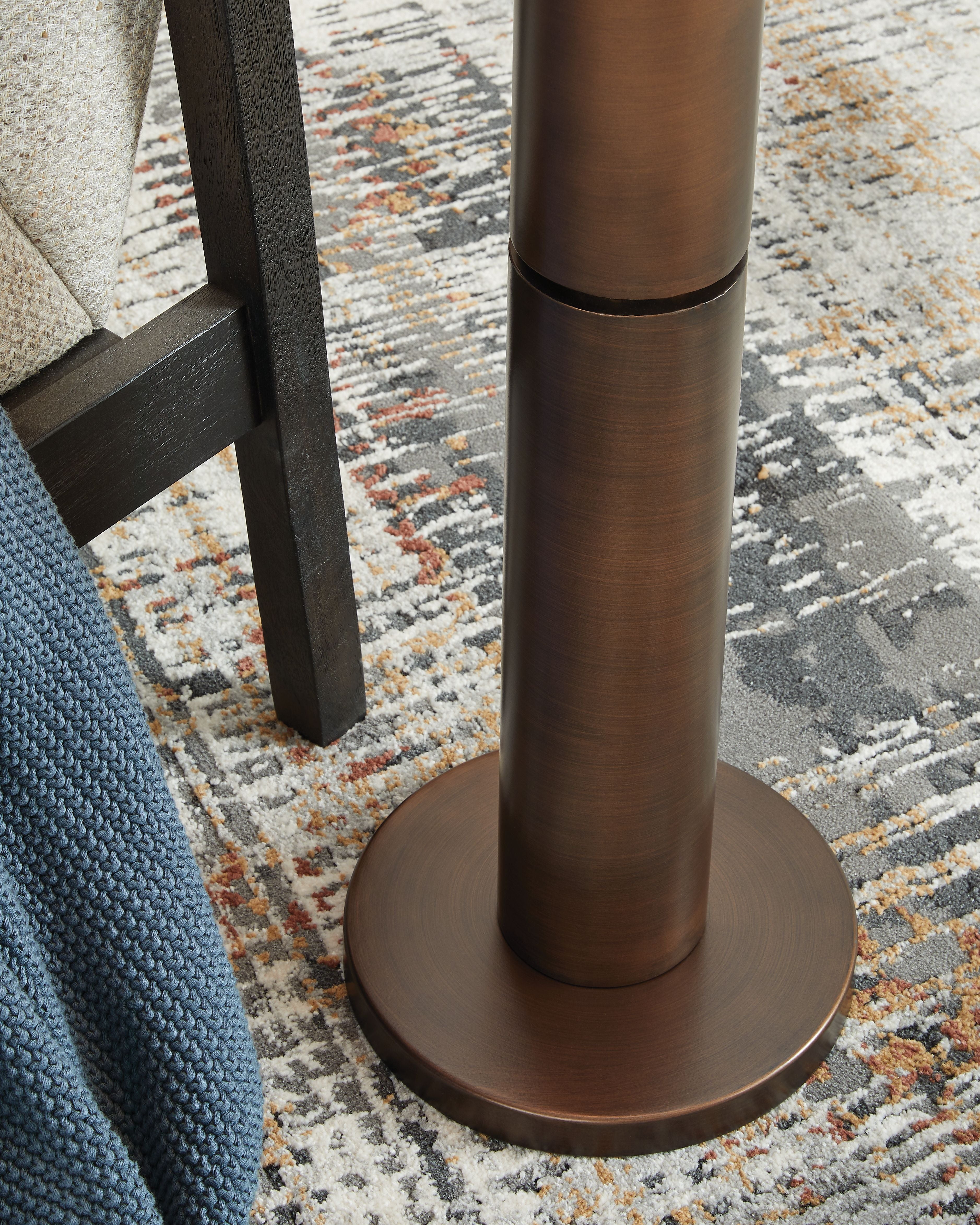 Metal lamp base with circular foot and vertical bronze column