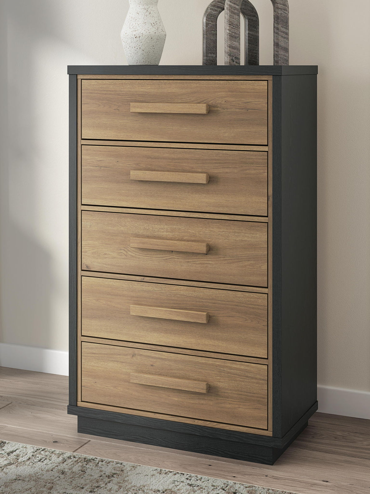 Five-drawer chest in black with light brown drawers and matching bar handles