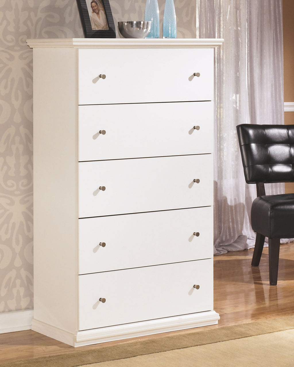 White five-drawer chest with metal knobs and flat drawer fronts