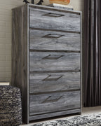 Five-drawer chest in gray wood with five drawers and metal bar pulls