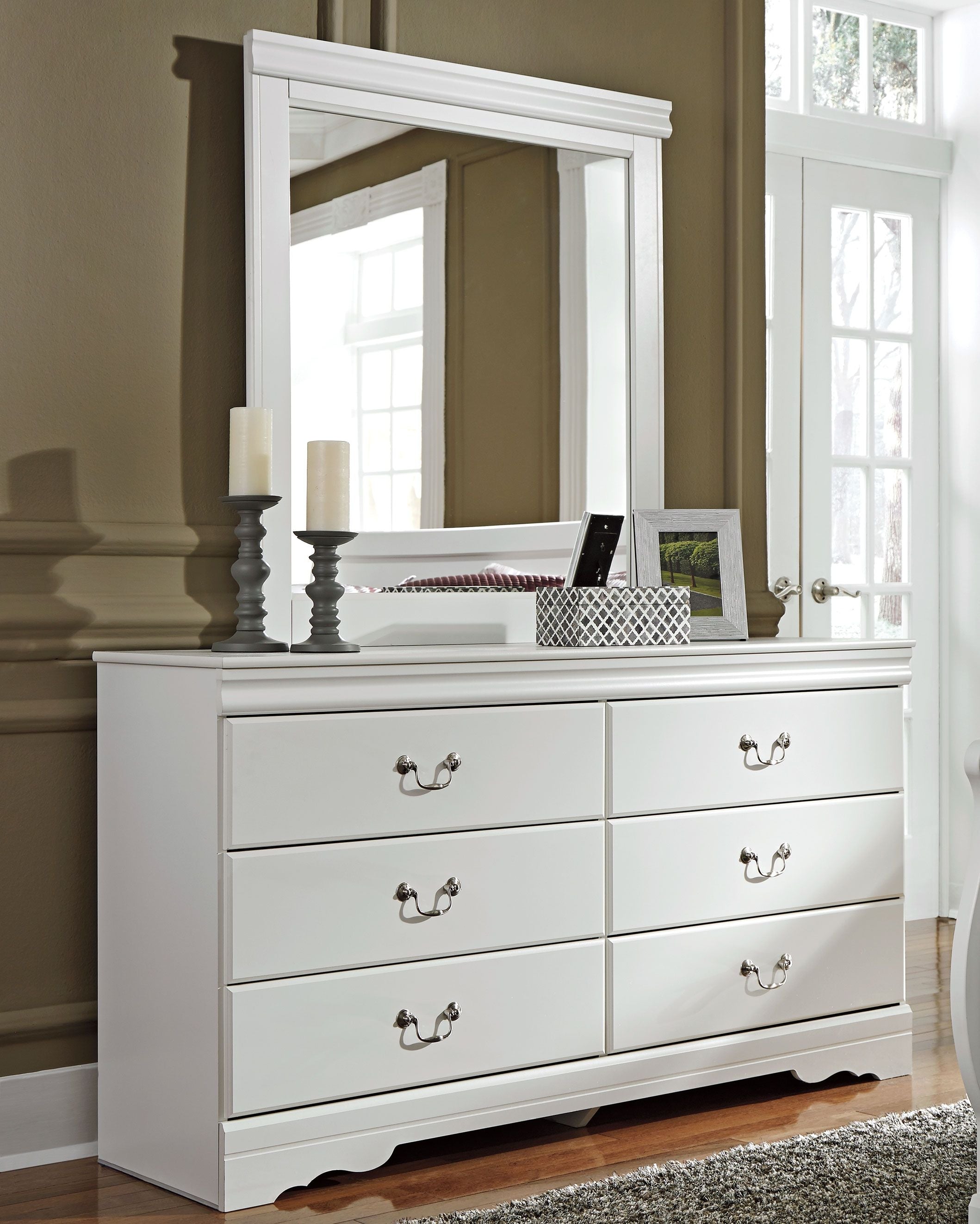 White dresser with tall mirror and six drawers, scalloped base