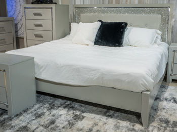 Zyniden - Silver - Queen Panel Footboard With Rails