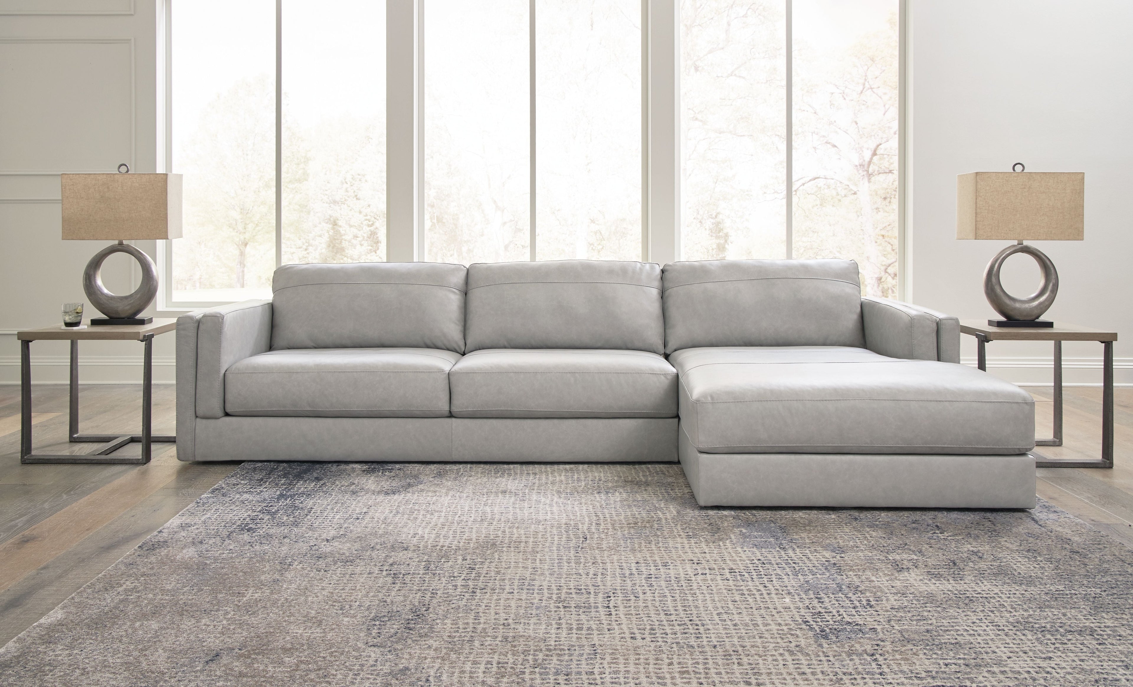 Sectional sofa with chaise lounge, light gray upholstery, squared arms and multiple seat cushions