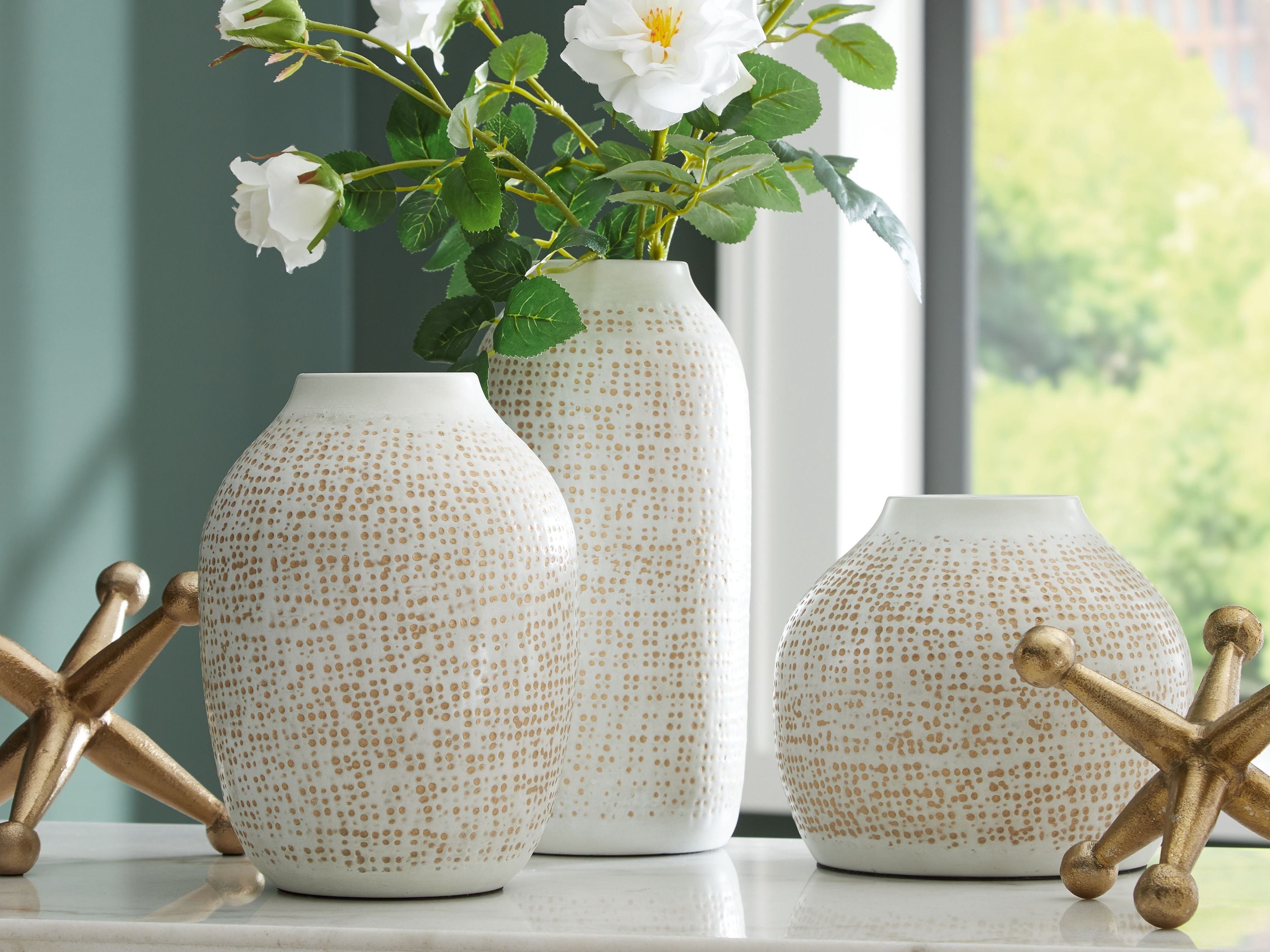 Vinburn accessory set white speckled vases with flowers and gold star-shaped bases