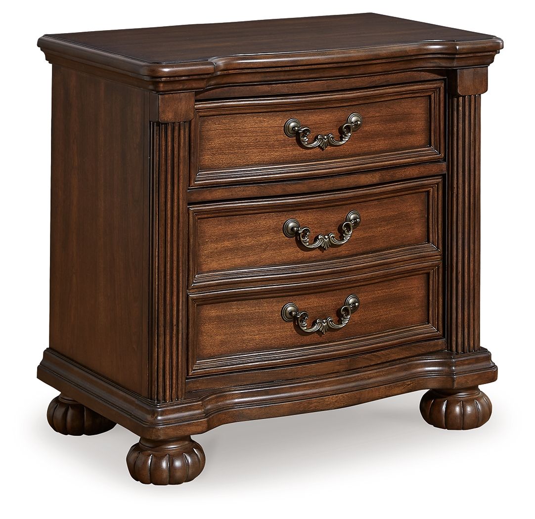 Lavinton three-drawer night stand in brown wood with three pull-out drawers and turned feet
