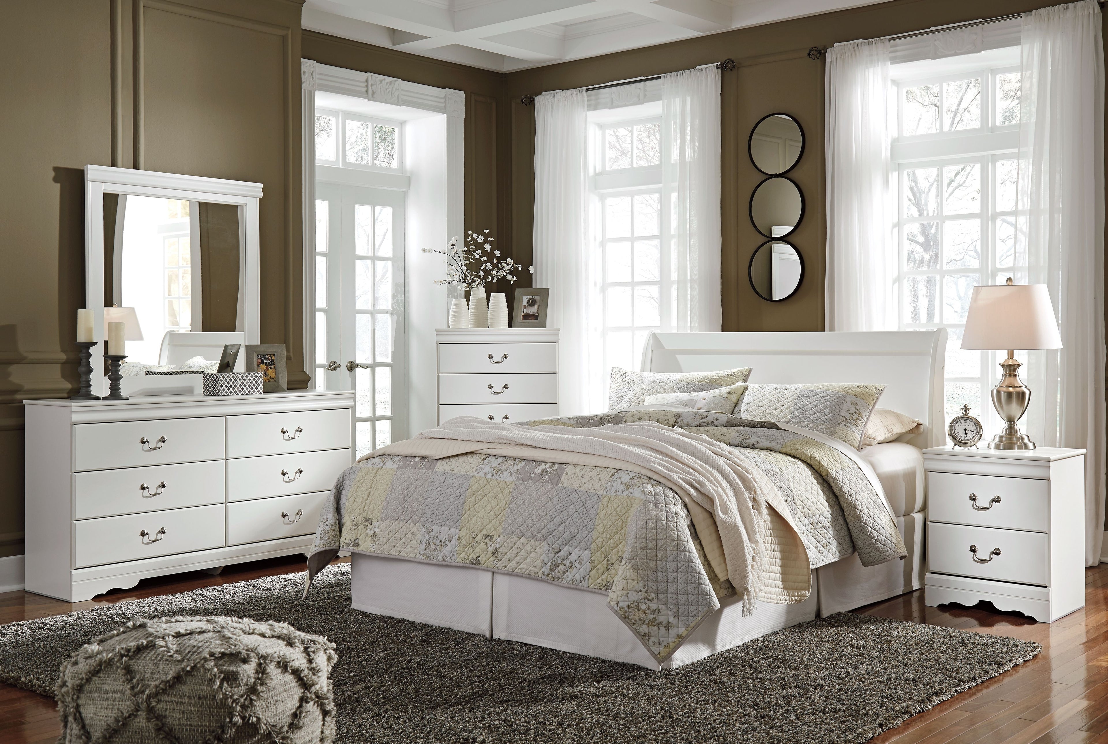 White dresser with mirror and six drawers with curved knob pulls