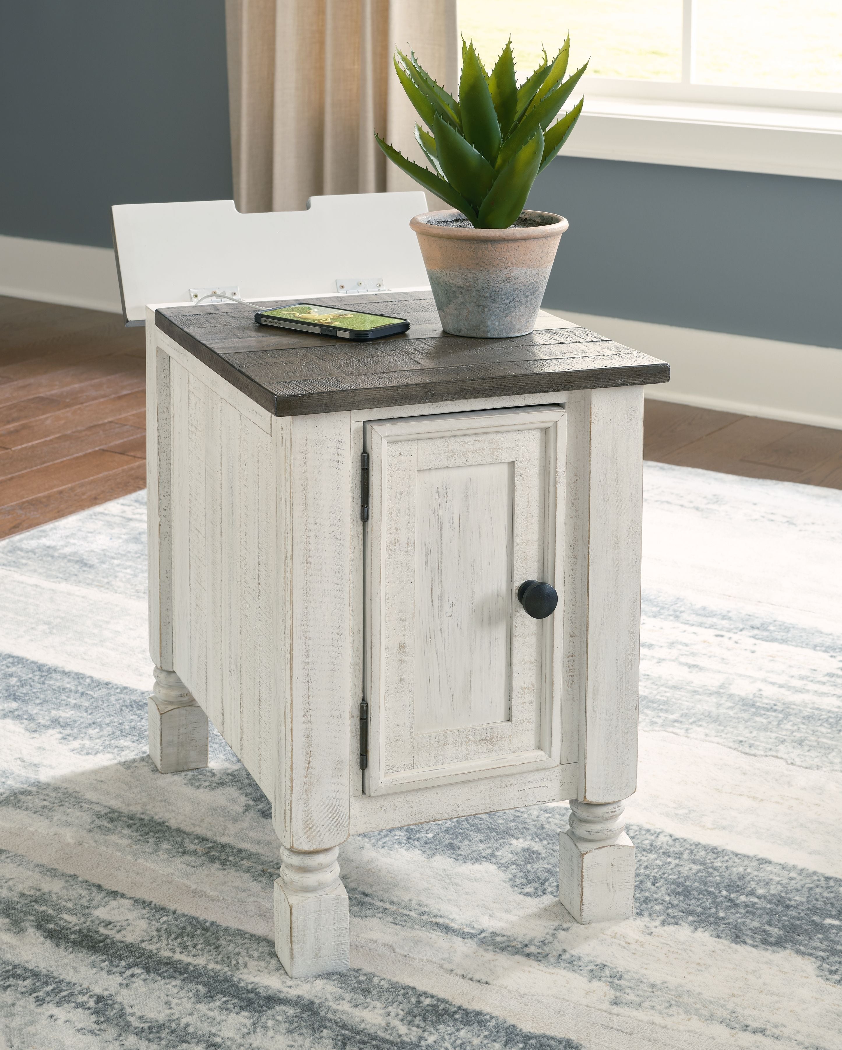 Havalance - White / Gray - Chair Side End Table